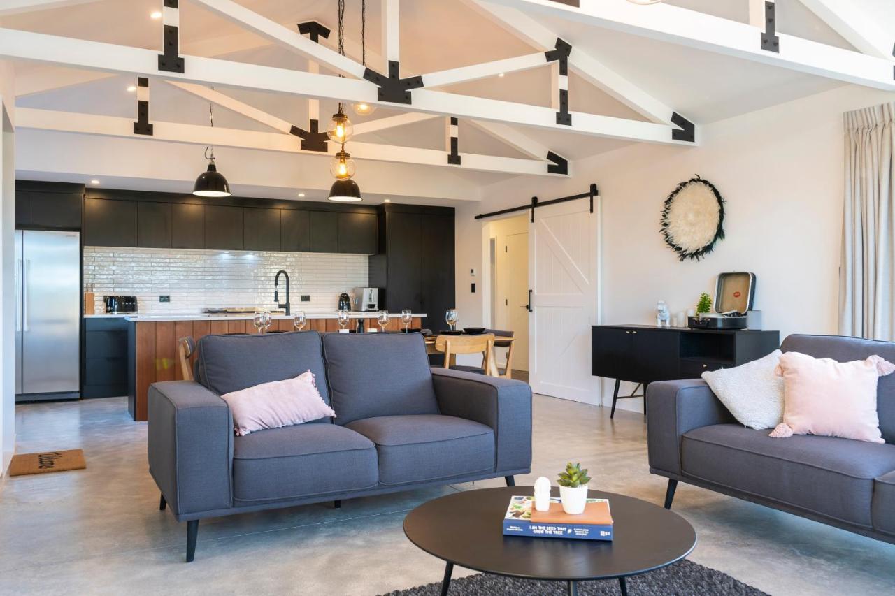 Black Barn Modern: Luxe Martinborough Escape エクステリア 写真
