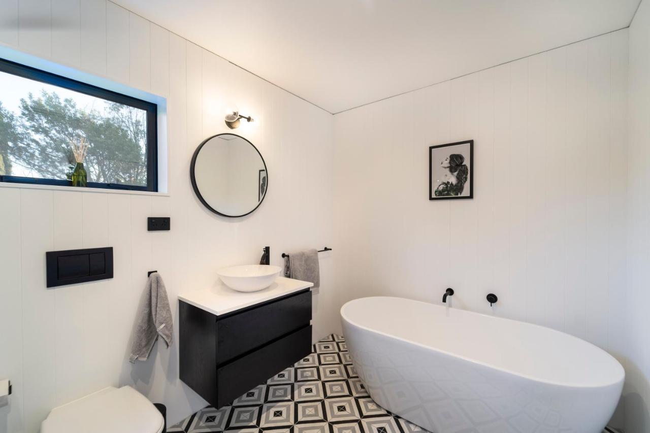 Black Barn Modern: Luxe Martinborough Escape エクステリア 写真