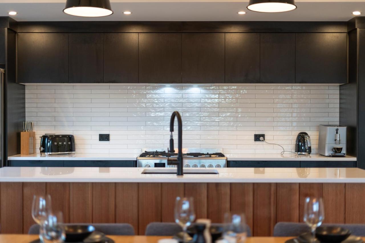 Black Barn Modern: Luxe Martinborough Escape エクステリア 写真