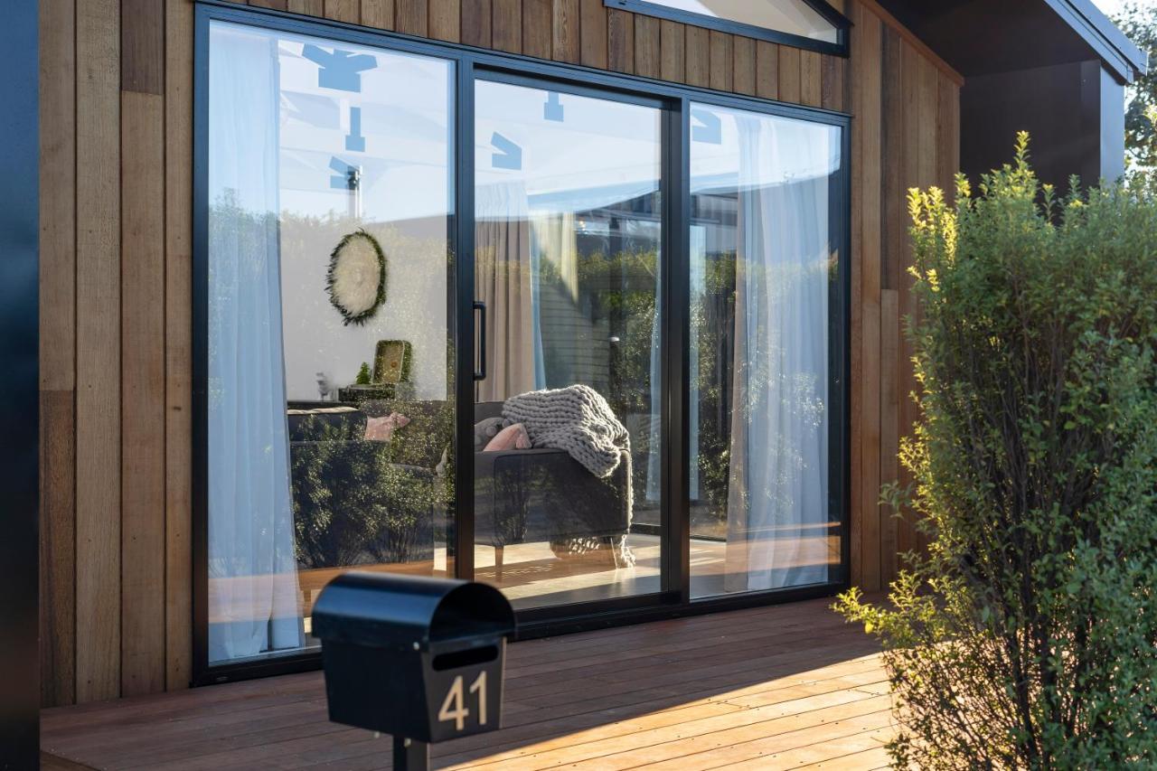 Black Barn Modern: Luxe Martinborough Escape エクステリア 写真