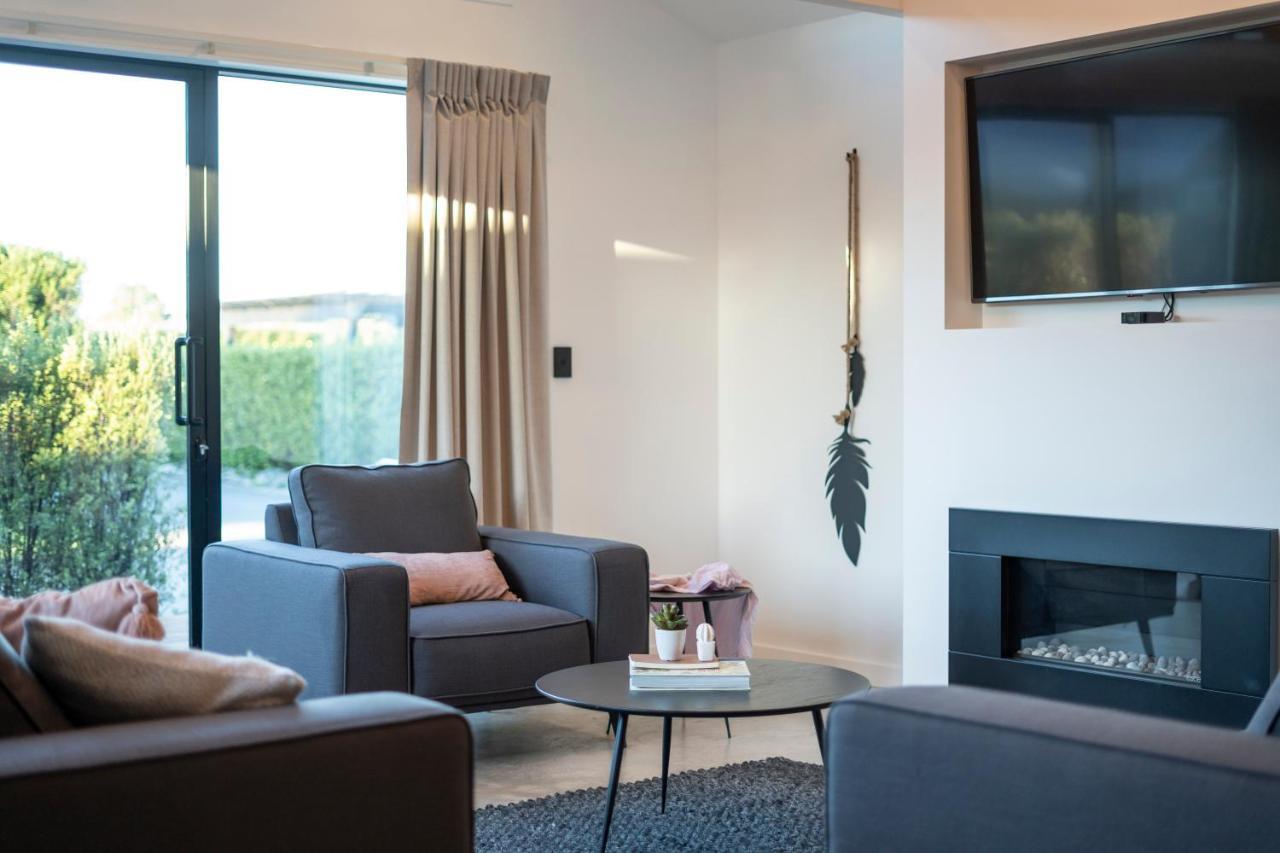 Black Barn Modern: Luxe Martinborough Escape エクステリア 写真