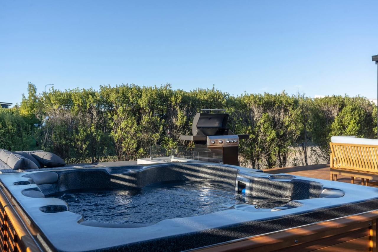Black Barn Modern: Luxe Martinborough Escape エクステリア 写真