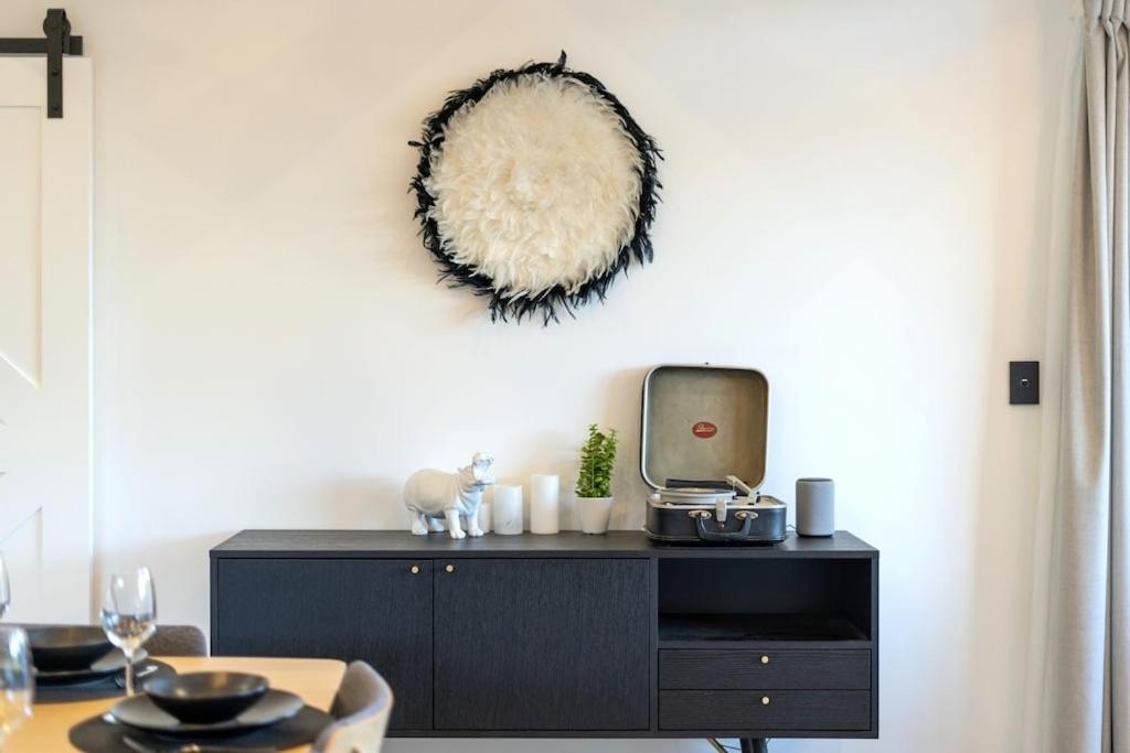 Black Barn Modern: Luxe Martinborough Escape エクステリア 写真
